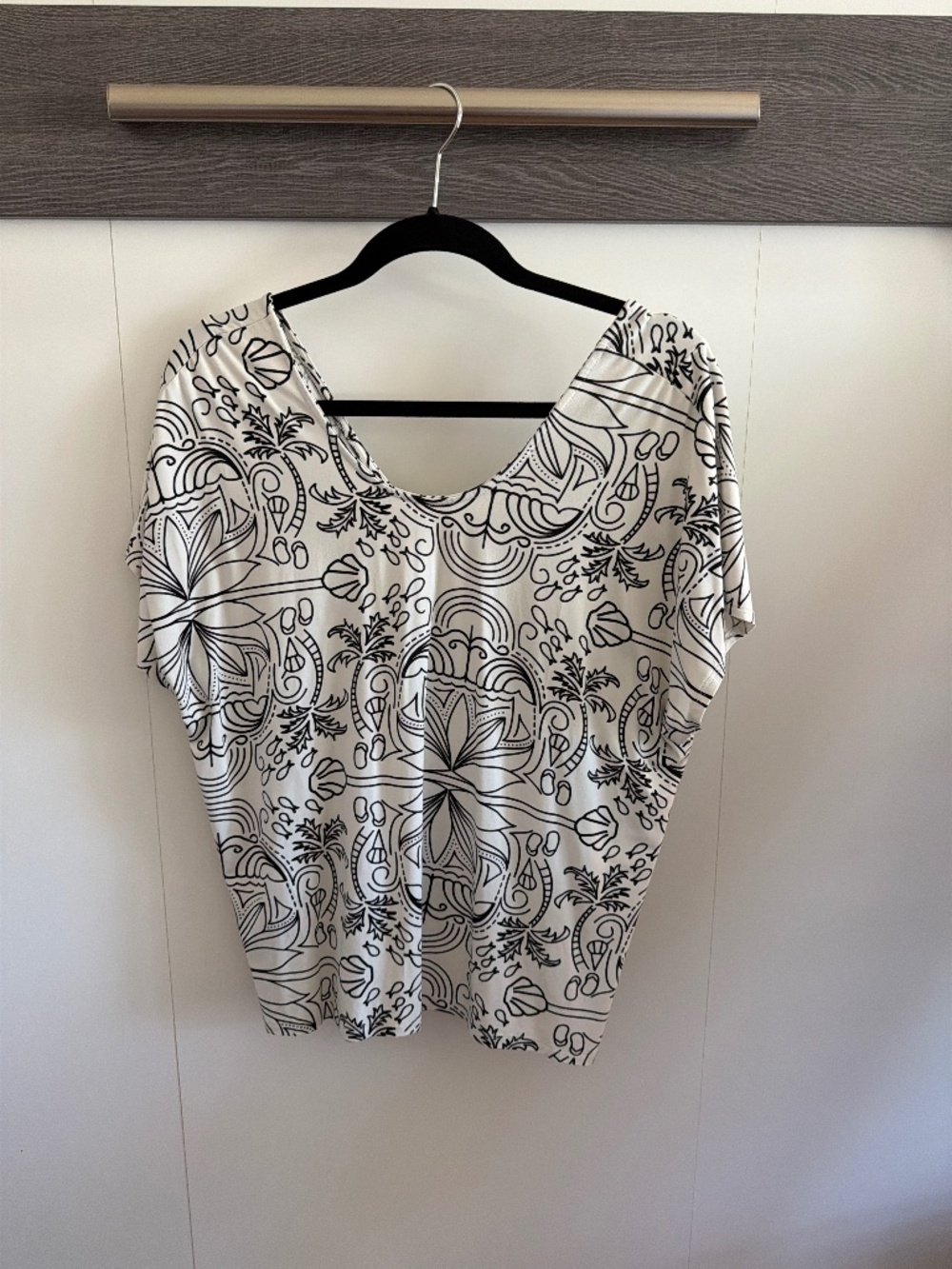 Fighting Eel Top - black/white print - like new